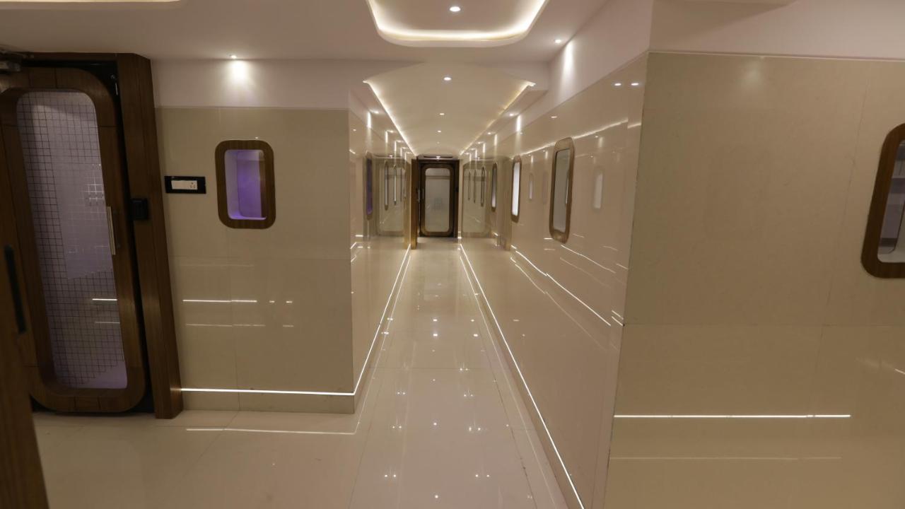 Qubestay Airport Capsule Hotel & Hostel Bombaj Exteriér fotografie