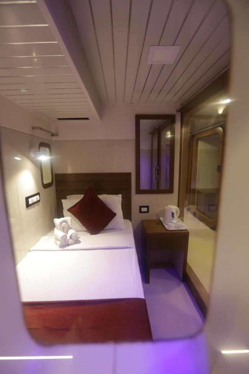 Qubestay Airport Capsule Hotel & Hostel Bombaj Exteriér fotografie