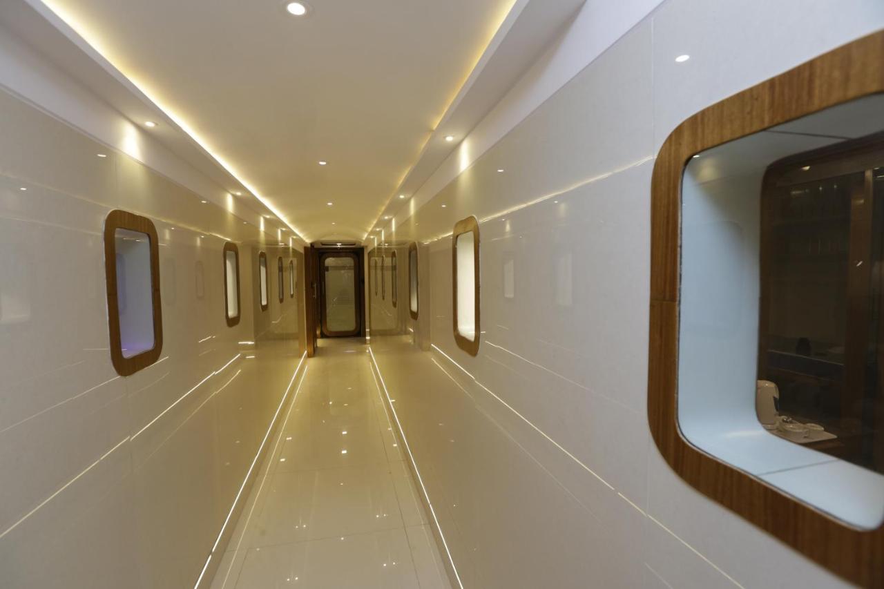 Qubestay Airport Capsule Hotel & Hostel Bombaj Exteriér fotografie