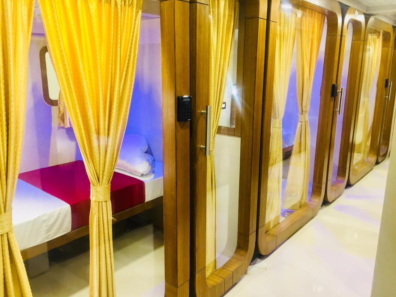 Qubestay Airport Capsule Hotel & Hostel Bombaj Exteriér fotografie