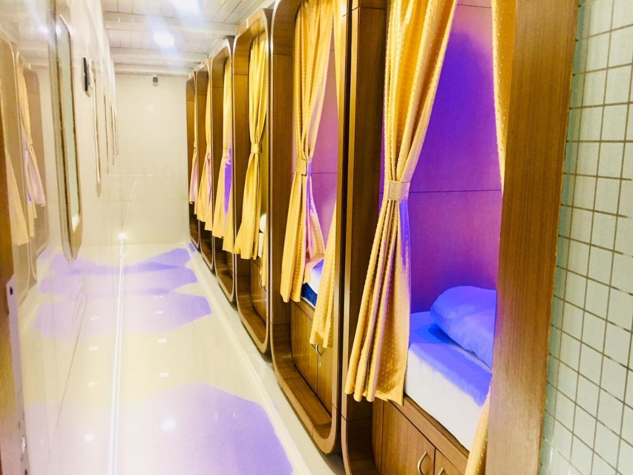 Qubestay Airport Capsule Hotel & Hostel Bombaj Exteriér fotografie