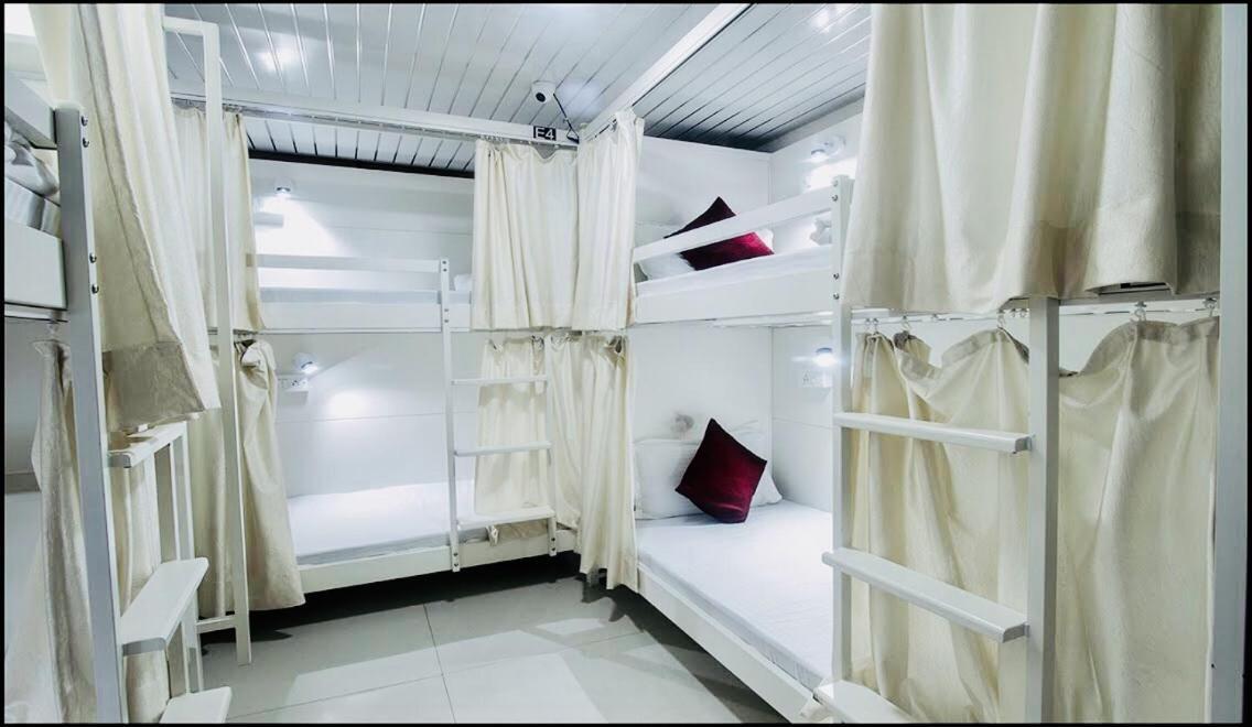 Qubestay Airport Capsule Hotel & Hostel Bombaj Exteriér fotografie